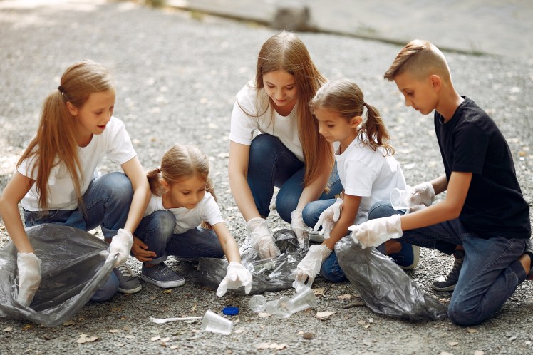children-collects-garbage-in-garbage-bags-in-park-QPEU5S6.jpg